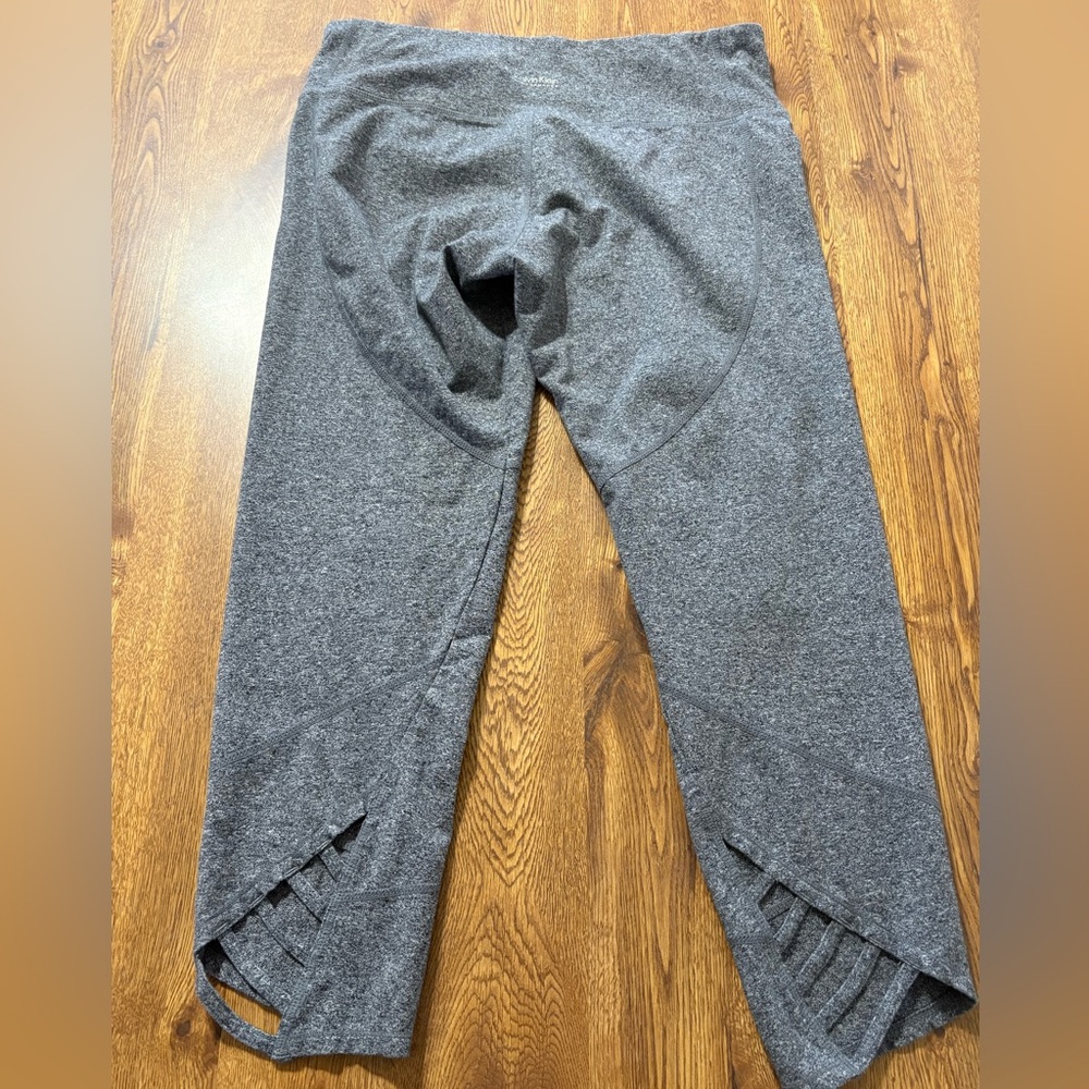 Calvin Klein Heathered  Gray Performance Fabric Capri Leggings Size XL